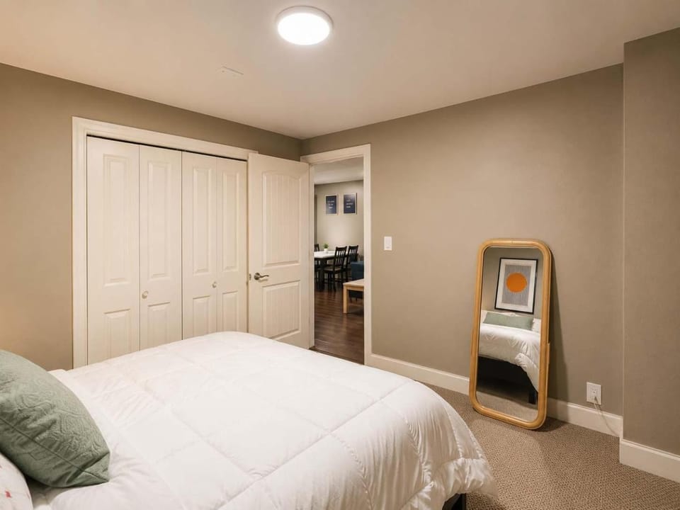 Modern 2br guest suite in Fleetwood Surrey House in Surrey