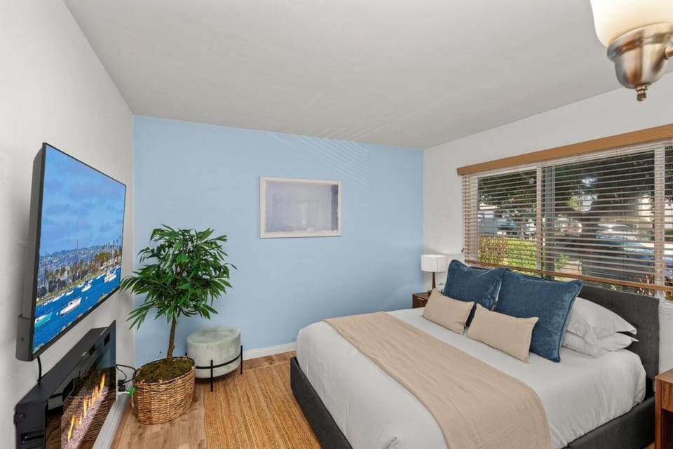 Walk to Beach & Bay, Stylish PB 2BR, Fireplace Apartment in Mission Bay
