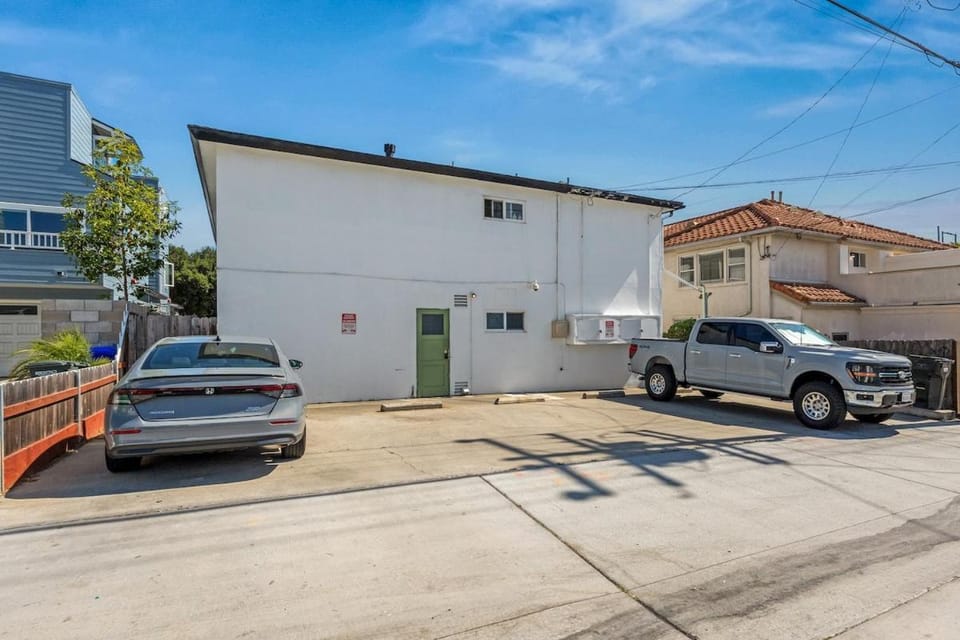 Walk to Beach & Bay, Stylish PB 2BR, Fireplace Apartment in Mission Bay