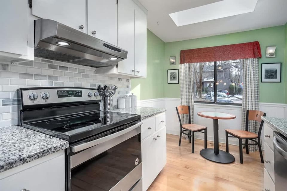 Modern 3BR Home Sleeps 5 Near UNC & Downtown House in Carrboro