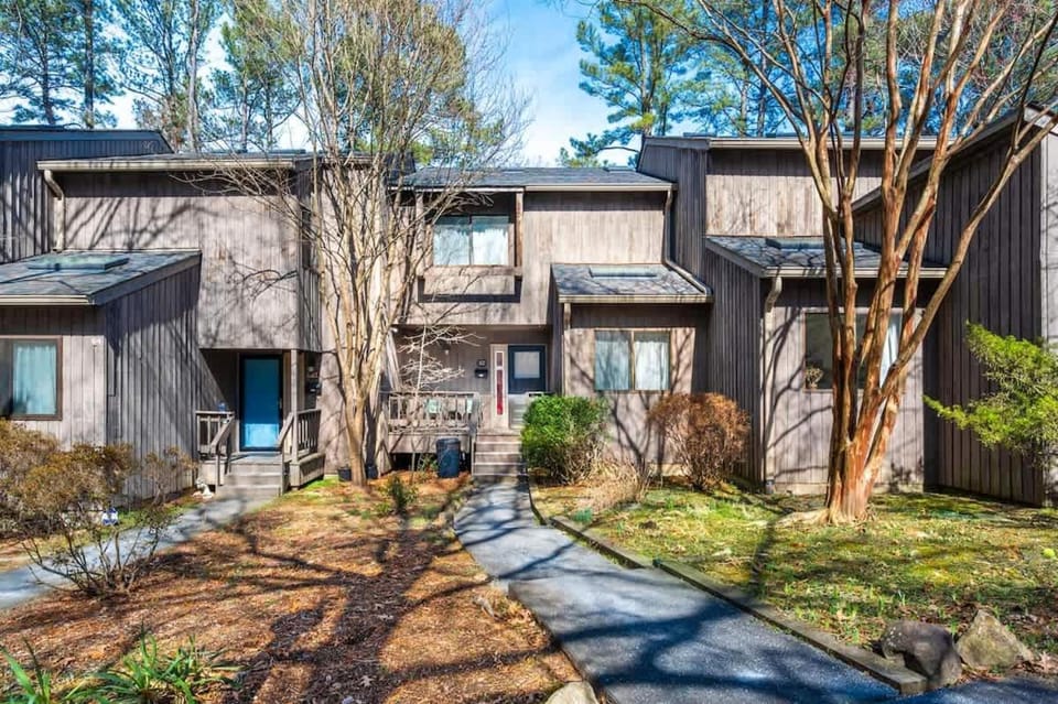 Modern 3BR Home Sleeps 5 Near UNC & Downtown House in Carrboro