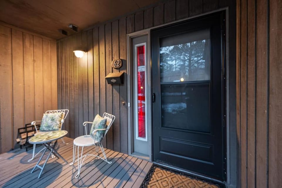 Modern 3BR Home Sleeps 5 Near UNC & Downtown House in Carrboro