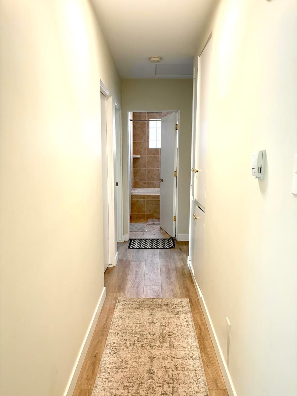 Brentwood Bungalow Near LRT Easy Stampede Access House in Calgary