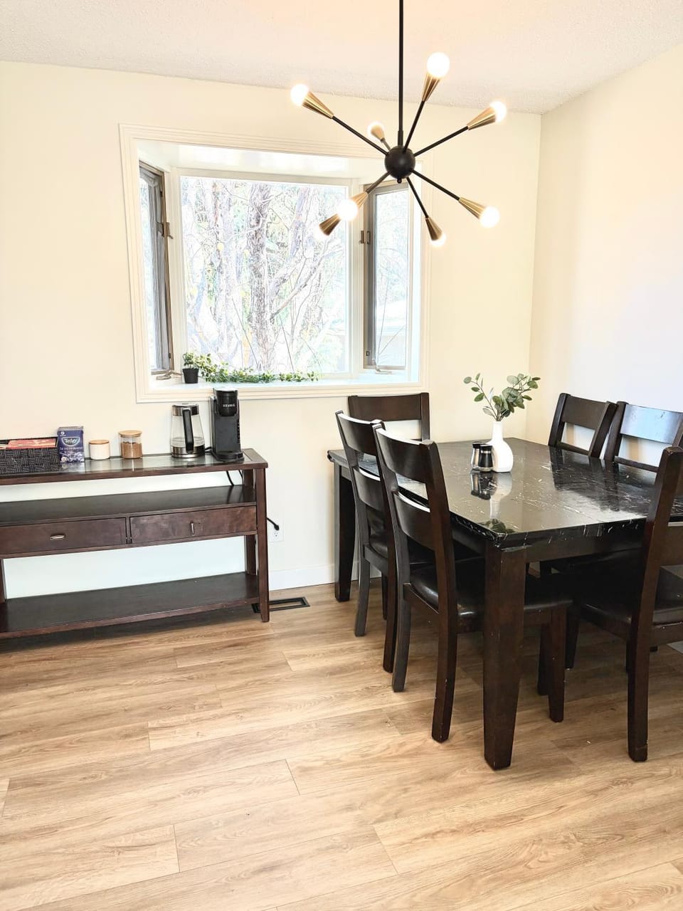 Brentwood Bungalow Near LRT Easy Stampede Access House in Calgary