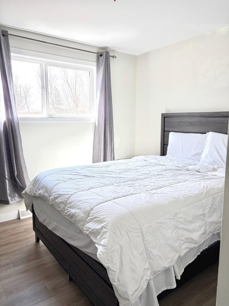 Brentwood Bungalow Near LRT Easy Stampede Access House in Calgary