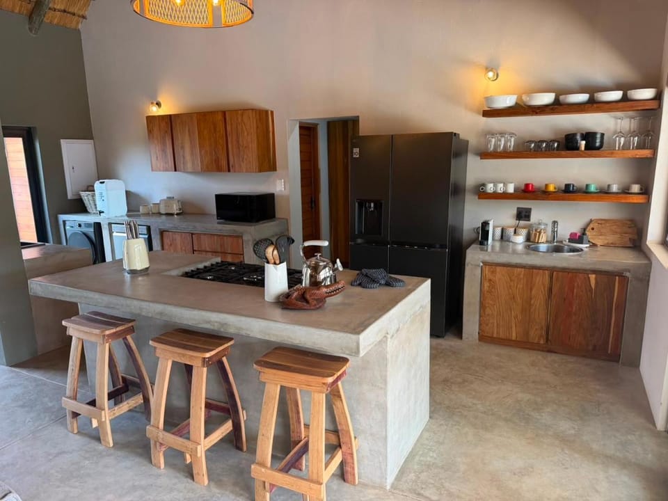Coffee/tea facilities, Kitchen or kitchenette, dishwasher, oven, stove, toaster