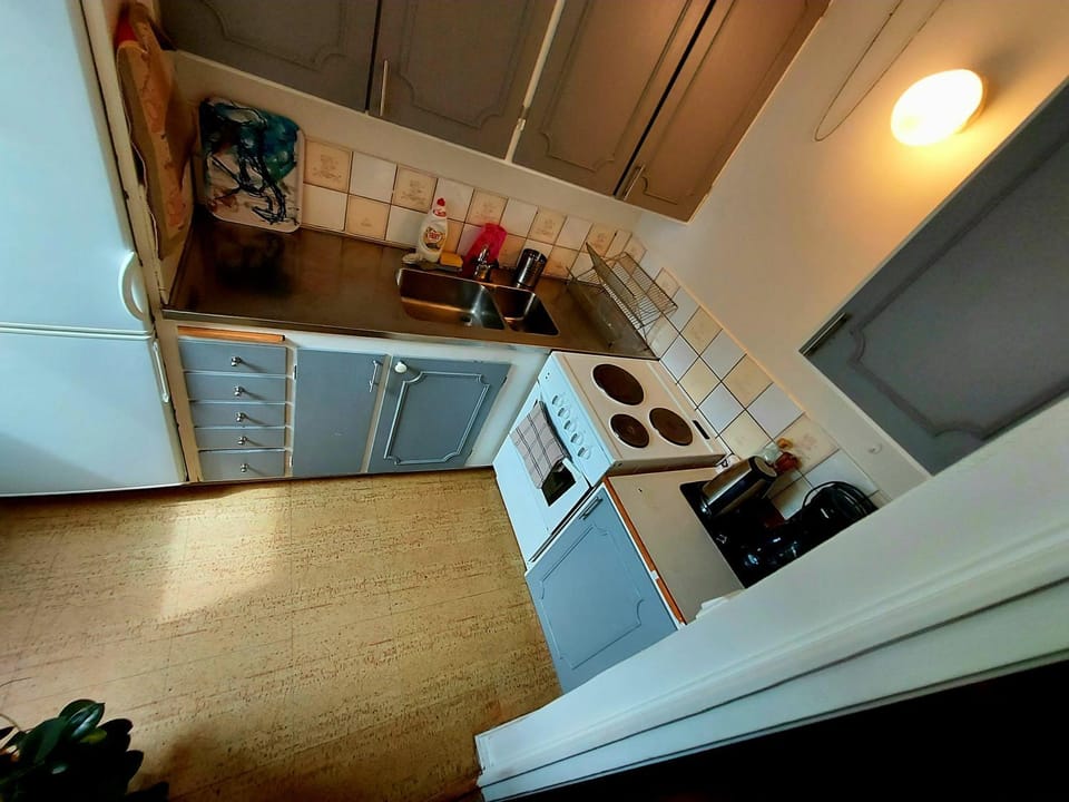 Kitchen or kitchenette, oven, stove
