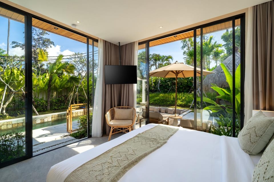 Bed, TV and multimedia, Bedroom, Pool view
