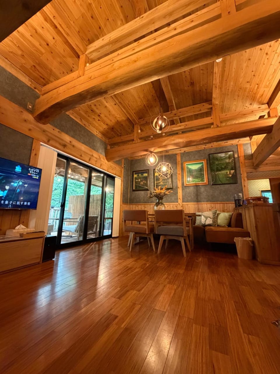 TV and multimedia, Living room, Seating area, Dining area