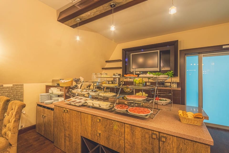 Kitchen or kitchenette, Food and drinks, Food, Buffet breakfast