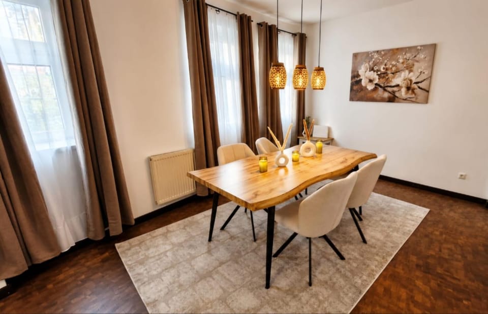 Food and drinks, Dining area, Food, Lunch, Dinner