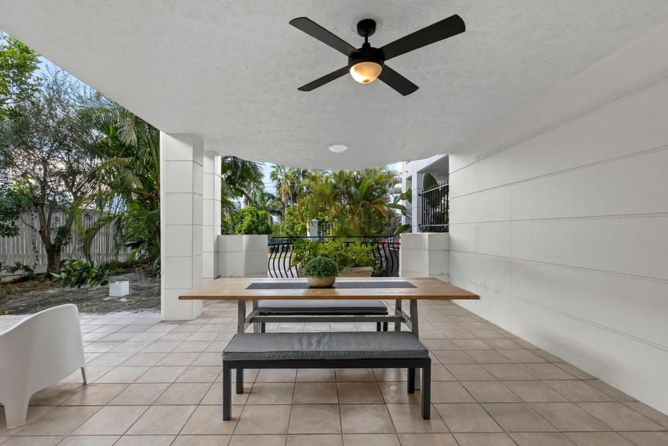 Sunny & Cozy 2BR Apt with WiFi, Parking & Balcony Apartment in Brisbane City