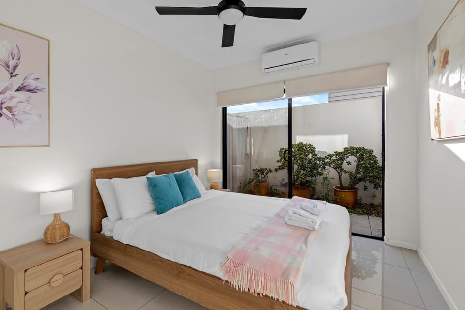 Sunny & Cozy 2BR Apt with WiFi, Parking & Balcony Apartment in Brisbane City