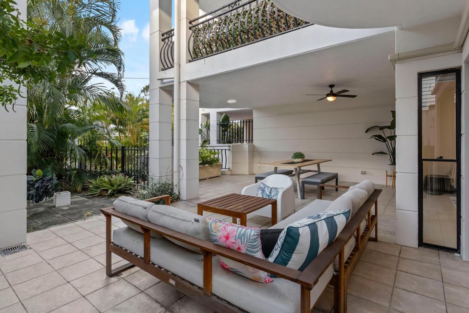 Sunny & Cozy 2BR Apt with WiFi, Parking & Balcony Apartment in Brisbane City