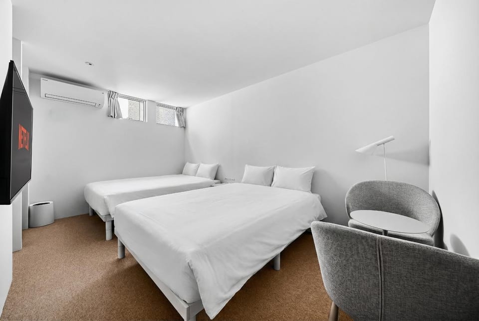 Bed, TV and multimedia, Bedroom