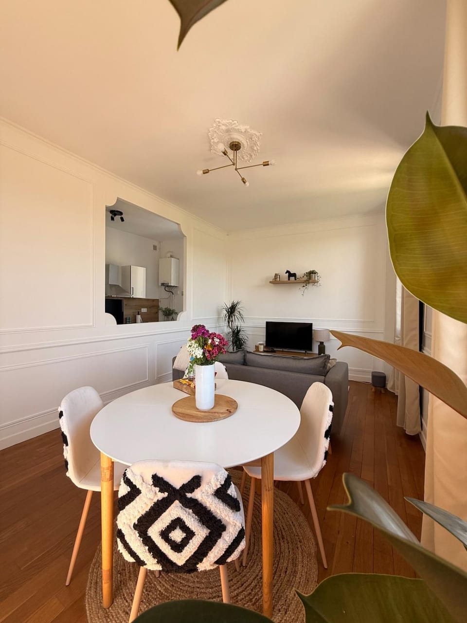 TV and multimedia, Seating area, Dining area