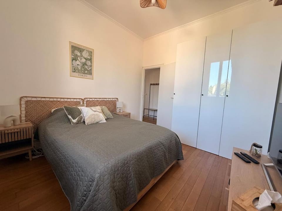 Bed, Photo of the whole room, Bedroom, wardrobe