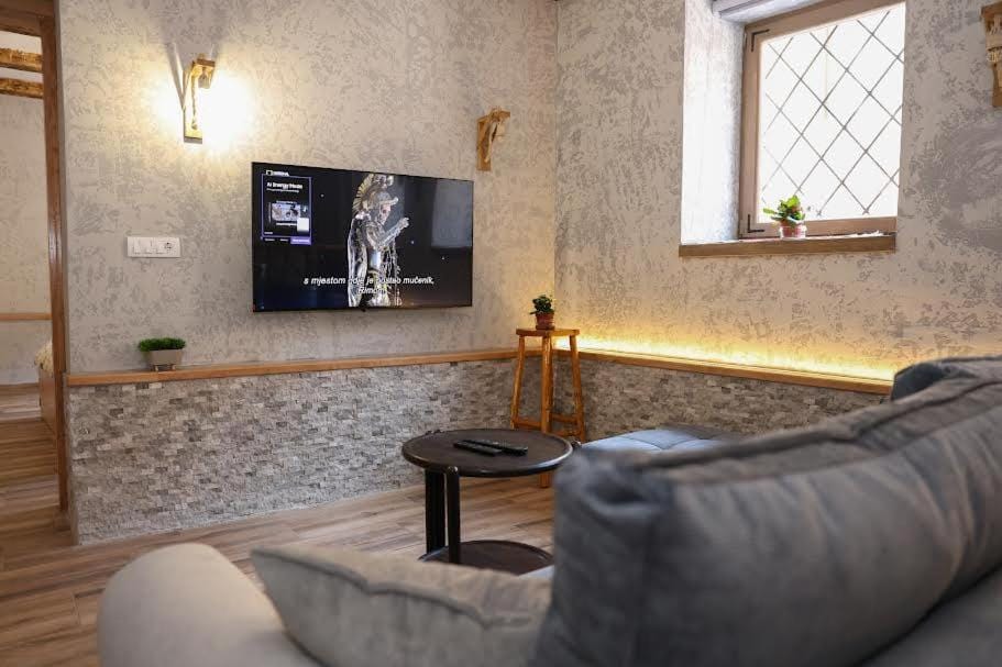 Communal lounge/ TV room, TV and multimedia, Living room, Seating area