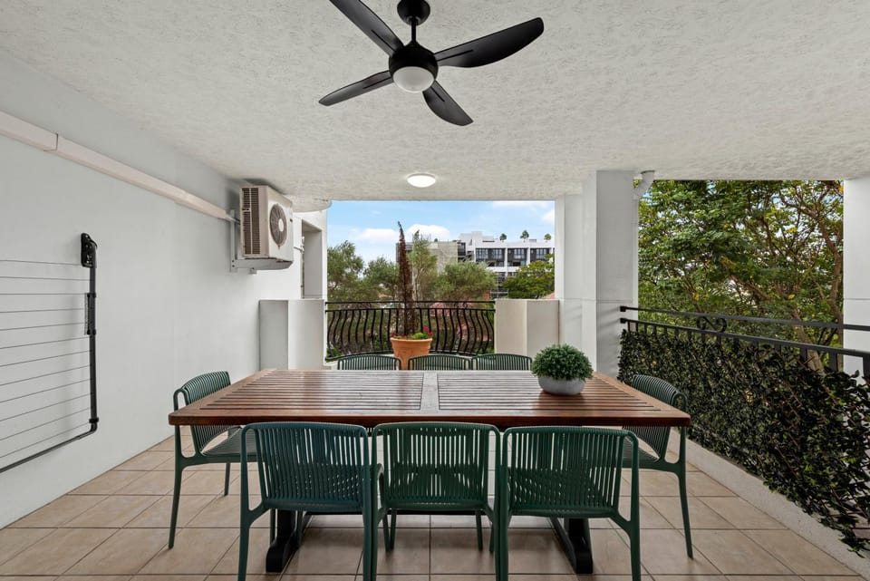 Spacious 2BR Apt with WiFi, Parking & Balcony Apartment in Brisbane City