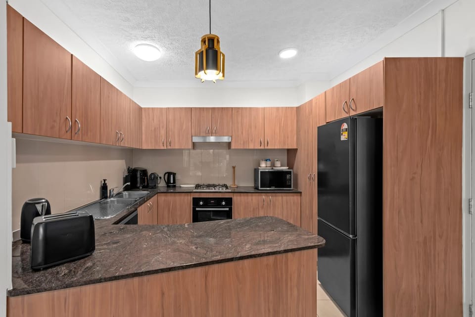Spacious 2BR Apt with WiFi, Parking & Balcony Apartment in Brisbane City