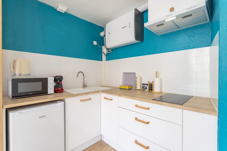 Coffee/tea facilities, Kitchen or kitchenette, stove