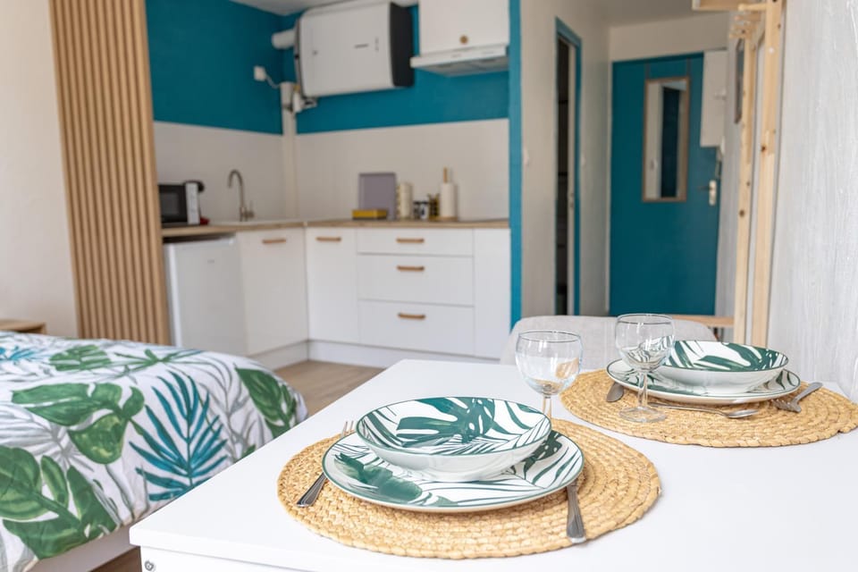 Kitchen or kitchenette, Dining area, stove