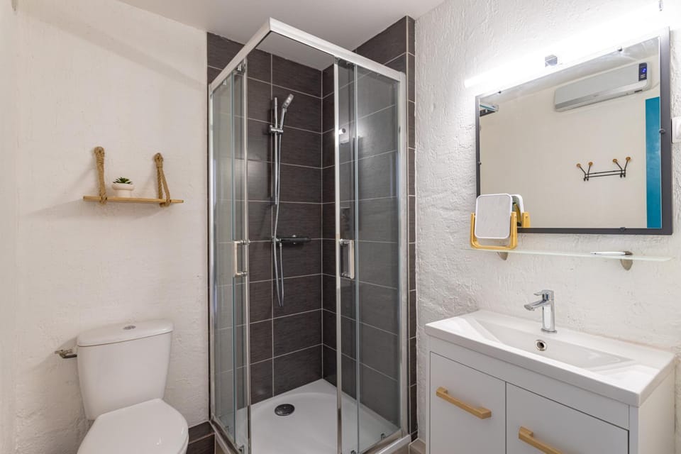Shower, Toilet, Bathroom, towels