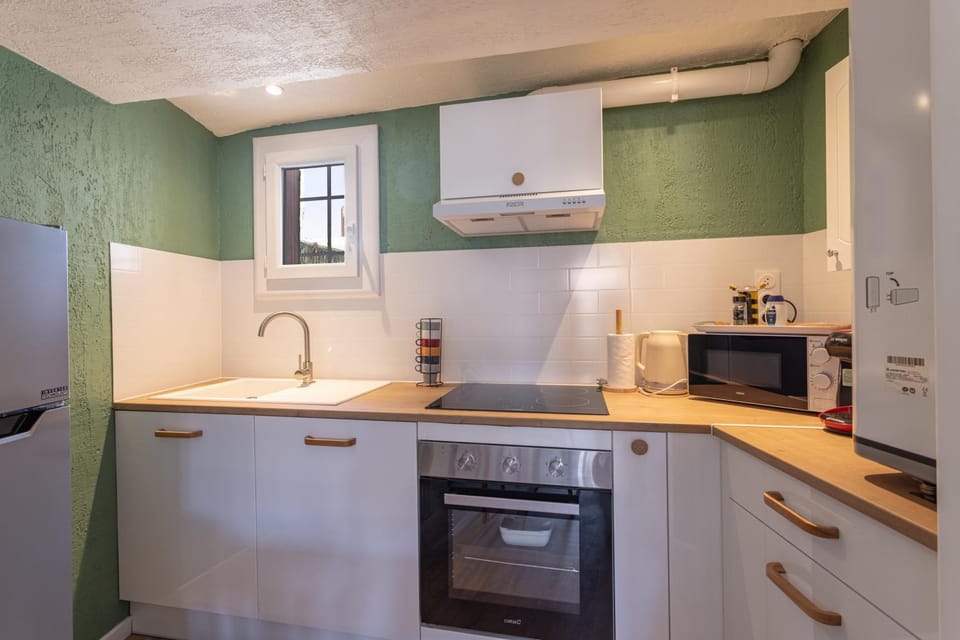Coffee/tea facilities, Kitchen or kitchenette, oven, stove, toaster