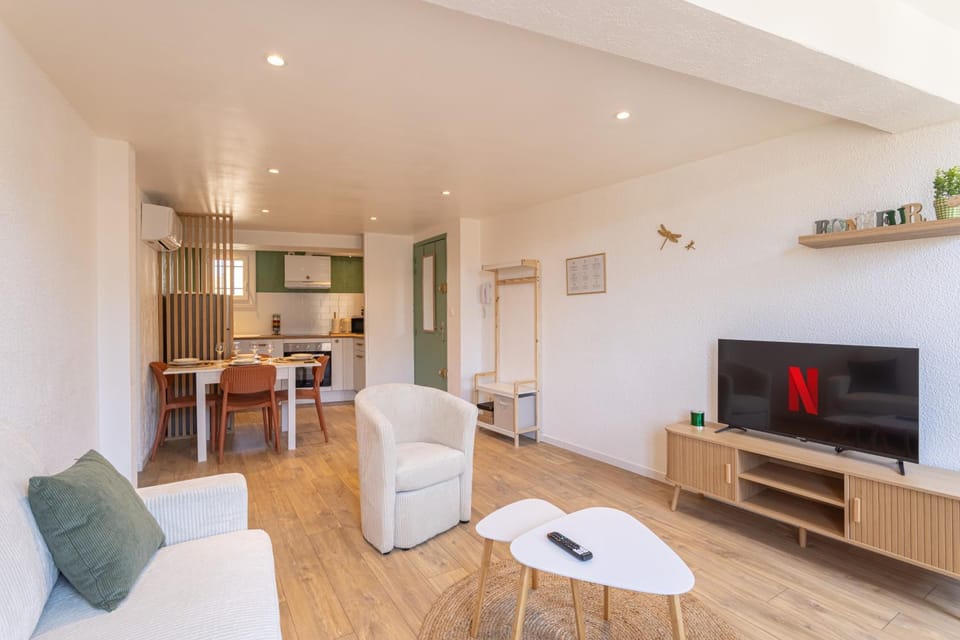 Communal lounge/ TV room, TV and multimedia, Kitchen or kitchenette, Living room, Seating area, Dining area, stove
