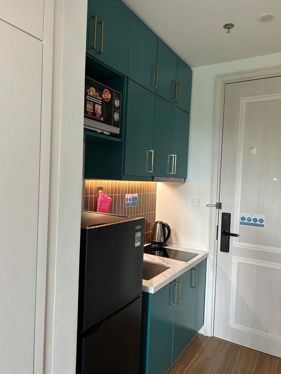 Kitchen or kitchenette, oven, stove