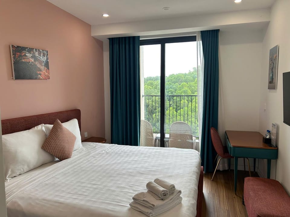 Bed, TV and multimedia, View (from property/room), Balcony/Terrace, Photo of the whole room, Bedroom, Mountain view, towels