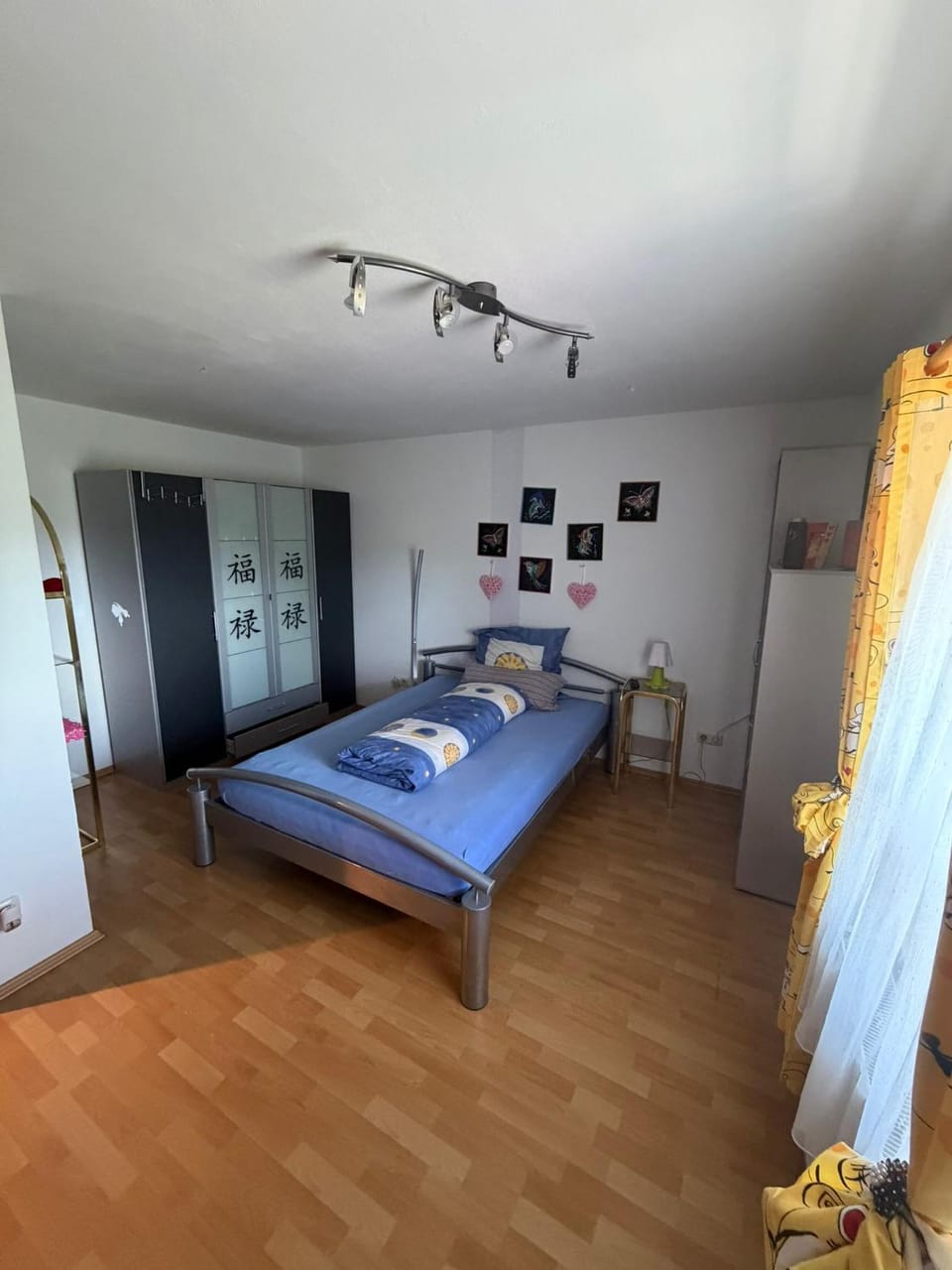 Photo of the whole room, children