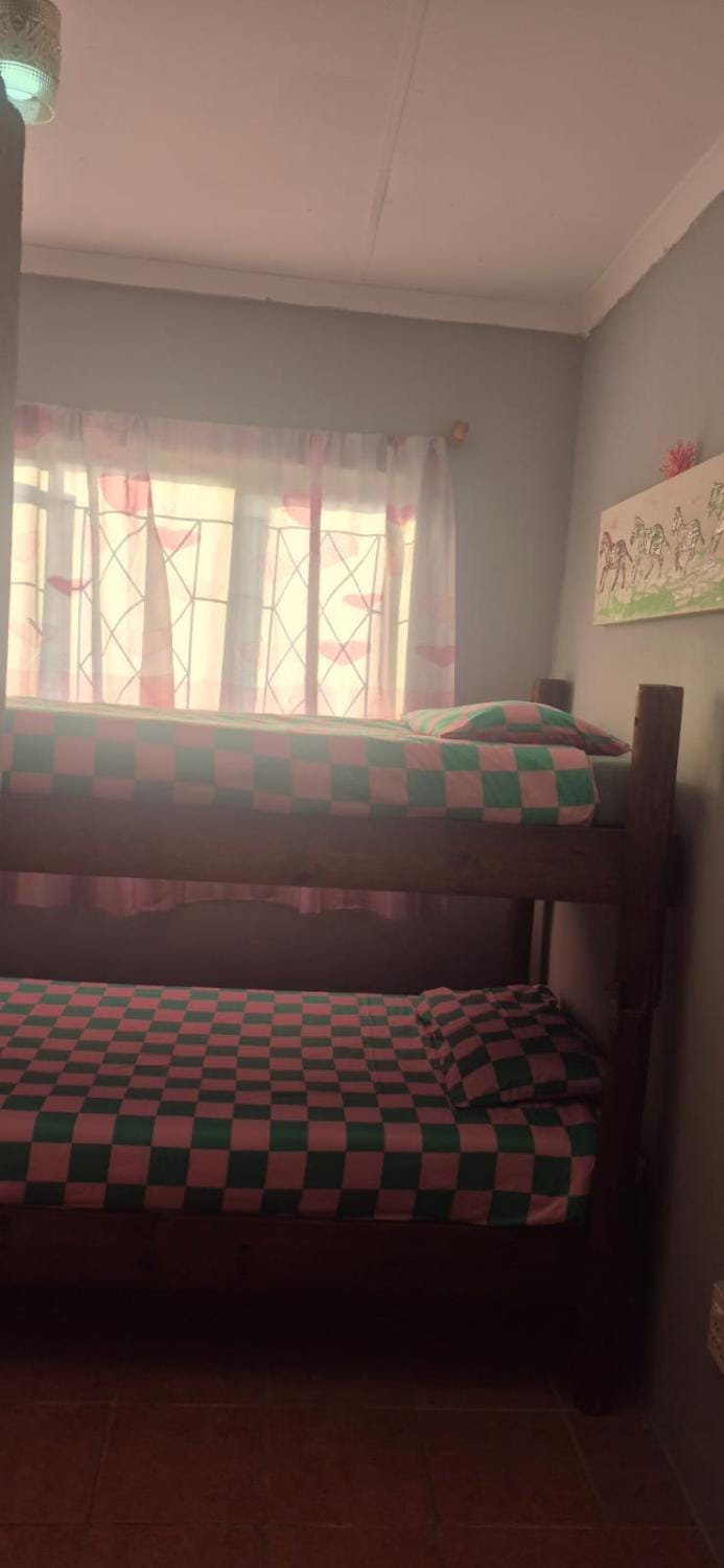 Bedroom, bunk bed