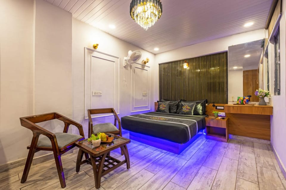 Bed, TV and multimedia, Photo of the whole room, Seating area, Bedroom, air conditioner