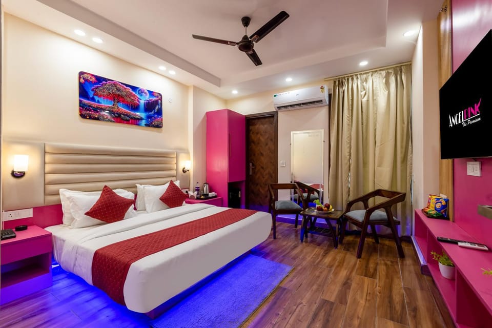 Bed, TV and multimedia, Photo of the whole room, Seating area, Bedroom, air conditioner