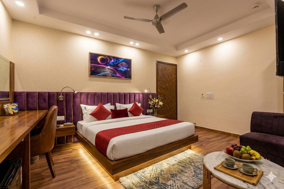 Bed, TV and multimedia, Food and drinks, Photo of the whole room, Seating area, Bedroom, Food, Drinks, air conditioner