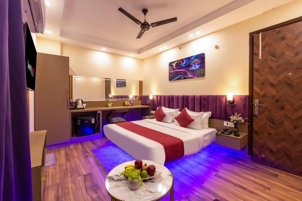 Bed, TV and multimedia, Photo of the whole room, Bedroom