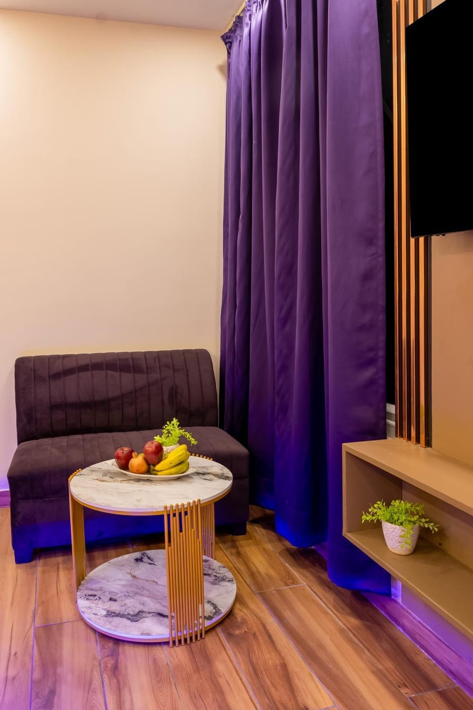 TV and multimedia, Living room, Food and drinks, Seating area, Food