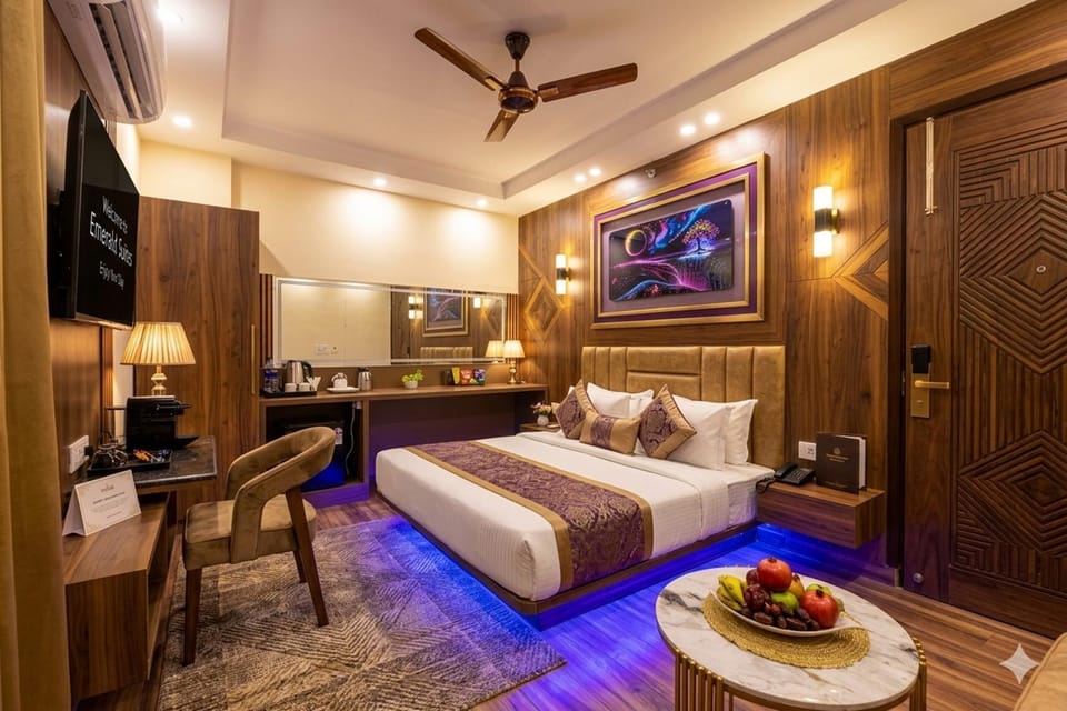 Bed, TV and multimedia, Food and drinks, Photo of the whole room, Seating area, Bedroom, Food