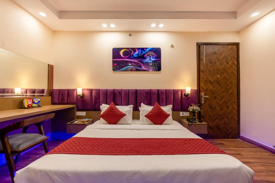 Bed, TV and multimedia, Photo of the whole room, Seating area, Bedroom