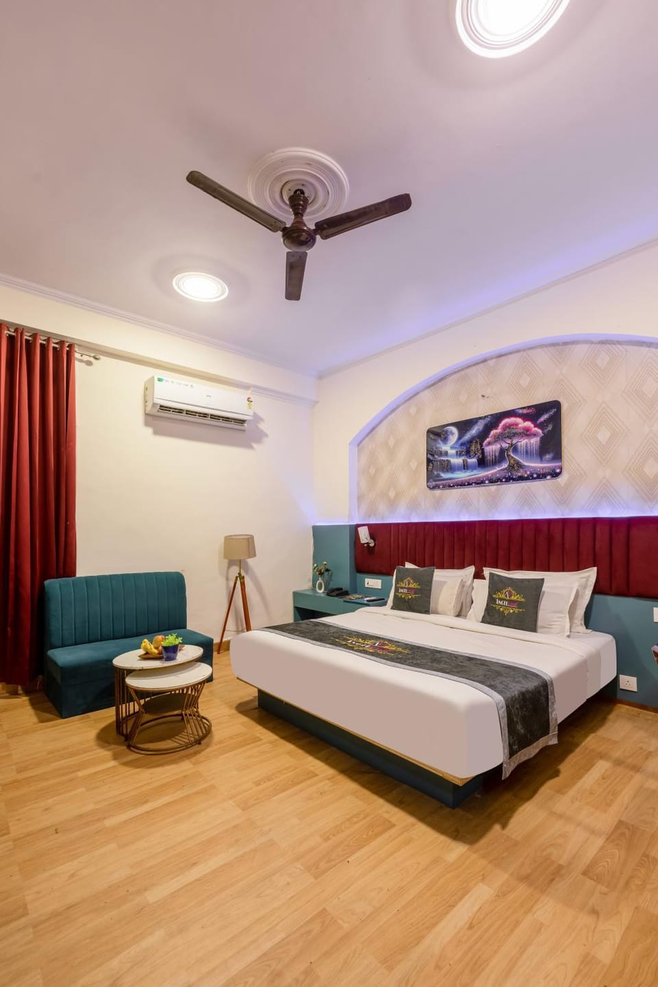 Bed, TV and multimedia, Photo of the whole room, Seating area, Bedroom, air conditioner