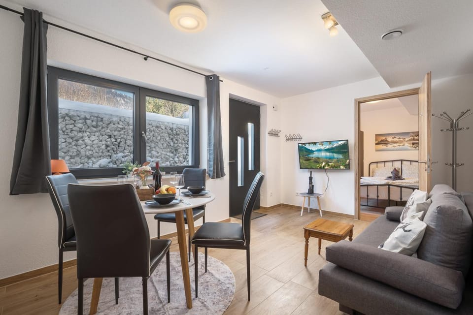 TV and multimedia, Living room, Seating area, Dining area