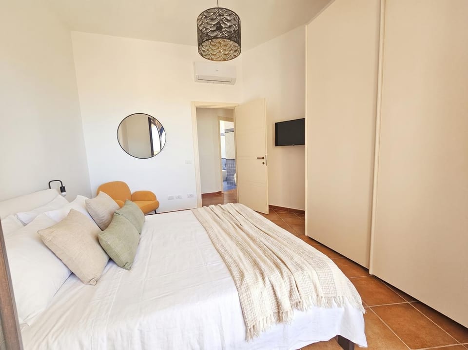 Bed, TV and multimedia, Photo of the whole room, Bedroom, wardrobe