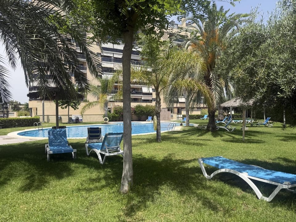 Swimming pool, sunbed