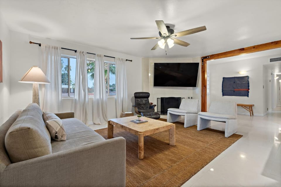 TV and multimedia, Living room, Seating area, fireplace