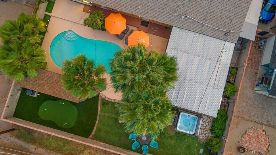 Property building, Bird's eye view, Minigolf, Garden view, Pool view, Swimming pool, sunbed