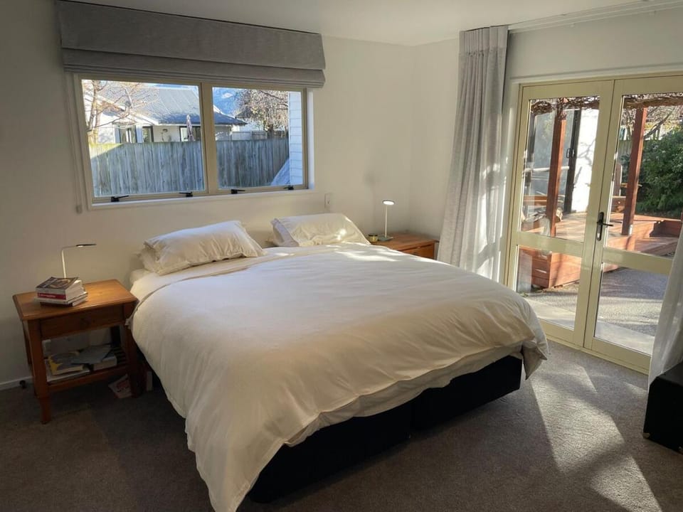 Prime location, Modern Family living House in Queenstown