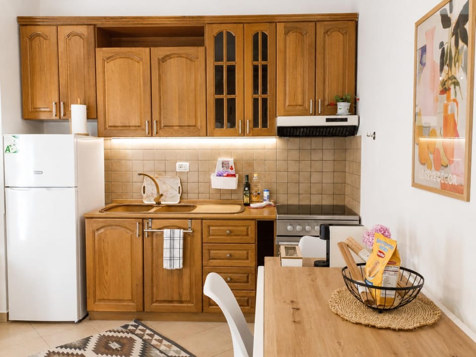 Coffee/tea facilities, Kitchen or kitchenette, Dining area, stove