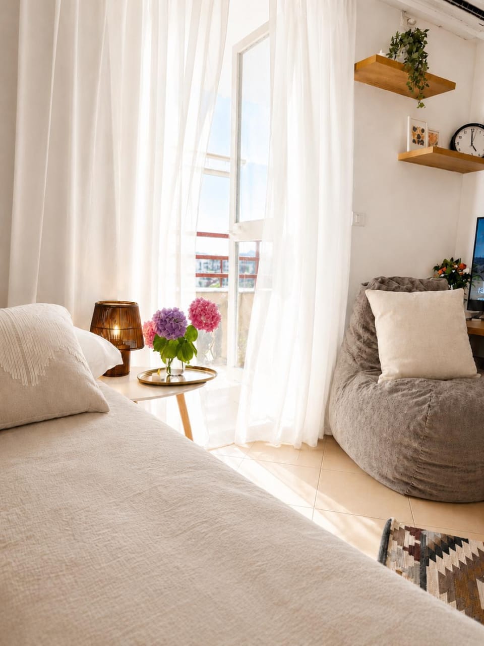 Bed, Decorative detail, Seating area, Bedroom