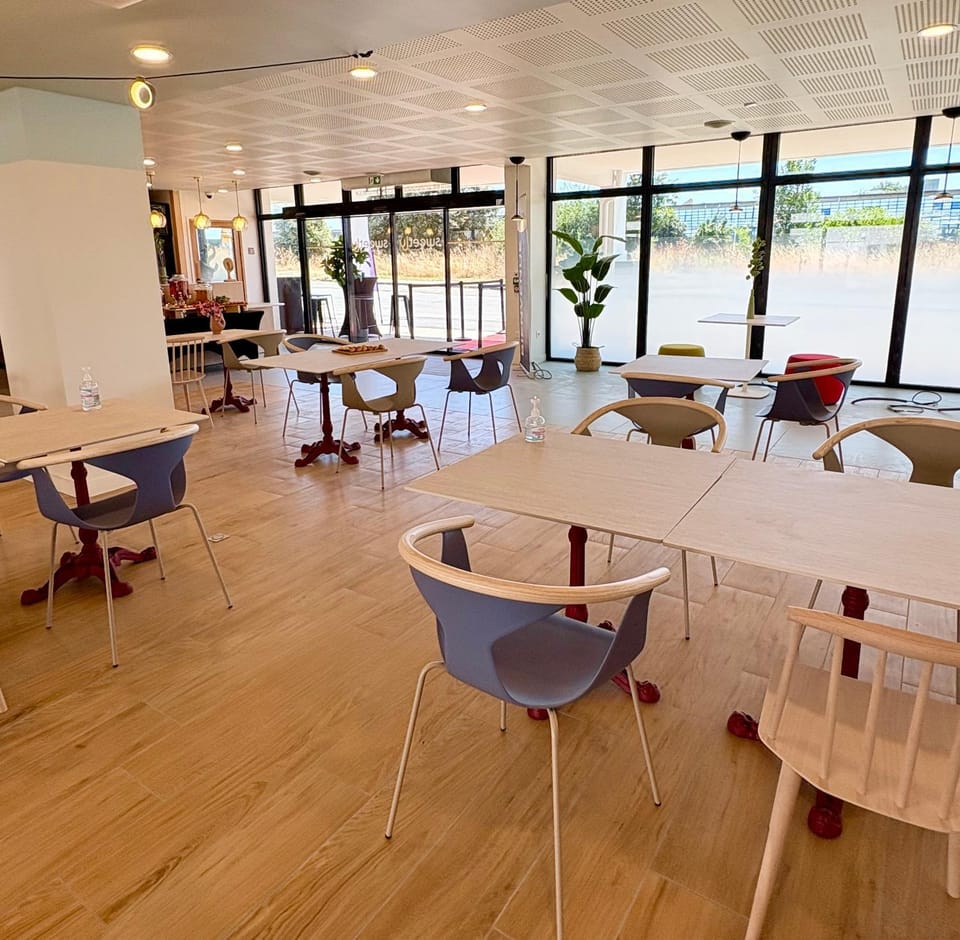Property building, Seating area, Breakfast